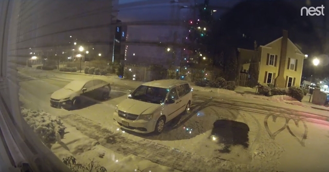 【クリスマスプレゼント】雪の積もる夜の駐車場の監視カメラが捉えた『少し幸せになれる気がする奇跡』の映像にほっこり