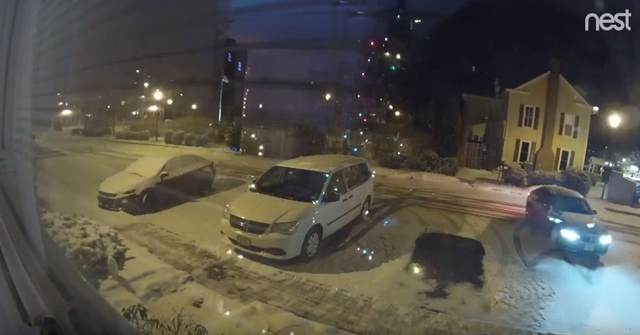 【誰も傷つけない素敵な動画】雪の積もる夜の駐車場、監視カメラが捉えた『少し幸せになれる気がする奇跡』の映像にほっこり