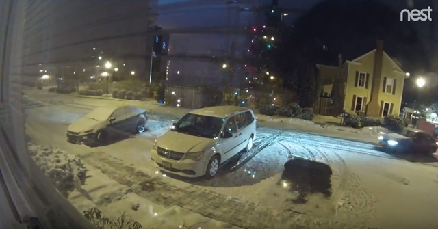 【クリスマスプレゼント】雪の積もる夜の駐車場の監視カメラが捉えた『少し幸せになれる気がする奇跡』の映像にほっこり