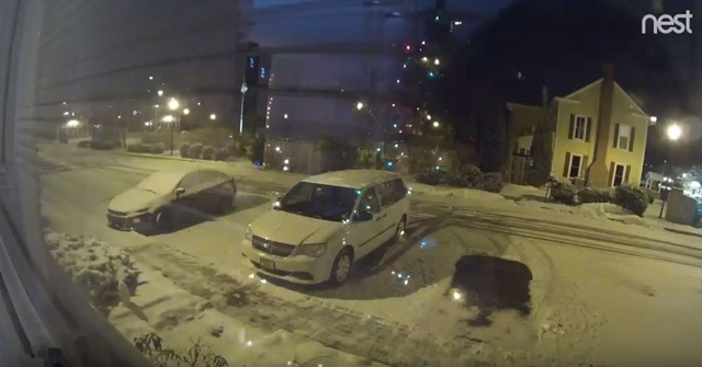 【少し早いクリスマスプレゼント】雪の積もる夜の駐車場の監視カメラが捉えた『少し幸せになれる気がする奇跡』の映像にほっこり