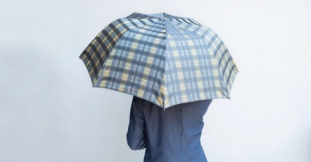 秒で折りたためる傘から、ミストが出る傘まで!?雨の多いシーズンに大活躍するユニークな傘3選