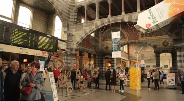 駅の天井に巨大なジュース？しかも、なんかこぼれてきたよ…！