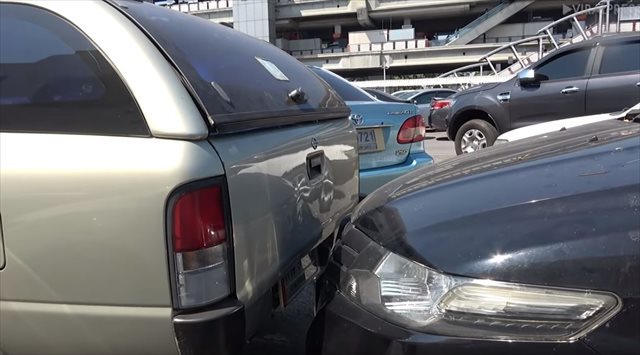 世界で最もぎっしり詰まった駐車場！？まわりの車を手押しでどかさないと出られない…