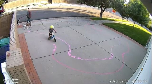 自転車で私有地に入る子どもの姿！チョークでサーキットを描いたら防犯カメラチェックが楽しみに♪