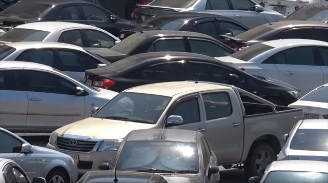 世界で最もぎっしり詰まった駐車場！？まわりの車を手押しでどかさないと出られない…