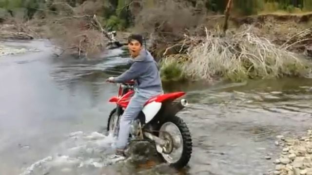 【おバカチャレンジ】やめときゃいいのに!調子に乗ってバイクで川を渡ろうとチャレンジした結果・・・