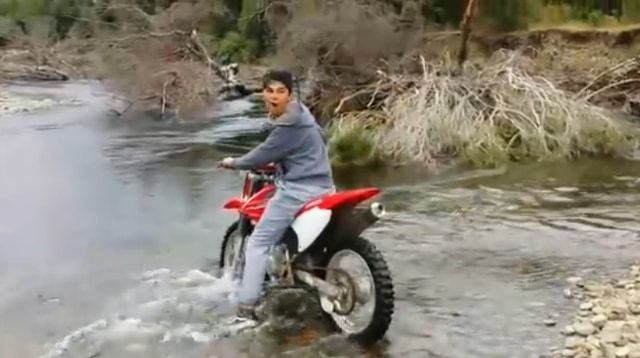 やめときゃいいのに！調子に乗ってバイクで川を渡ろうとチャレンジした結果･･･