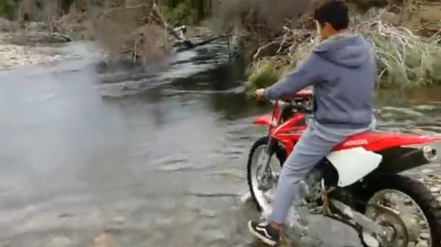 【おバカチャレンジ】やめときゃいいのに!調子に乗ってバイクで川を渡ろうとチャレンジした結果・・・