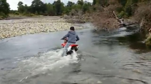【おバカチャレンジ】やめときゃいいのに!調子に乗ってバイクで川を渡ろうとチャレンジした結果・・・
