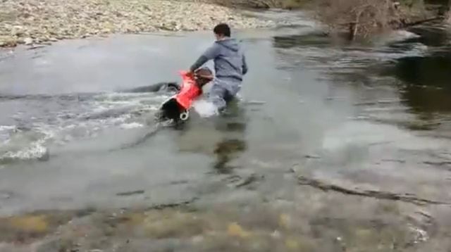 【おバカチャレンジ】やめときゃいいのに!調子に乗ってバイクで川を渡ろうとチャレンジした結果・・・
