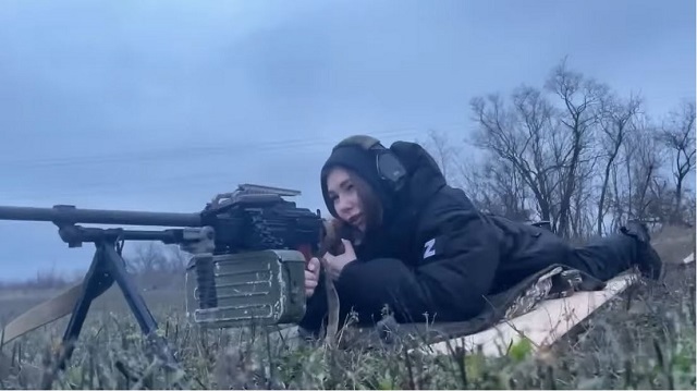 15歳でベンチプレス145kg「世界最強の少女」がロシア兵として戦地へ… プーチン大統領を全面支持、シュワルツェネッガーにドネツク訪問を要請