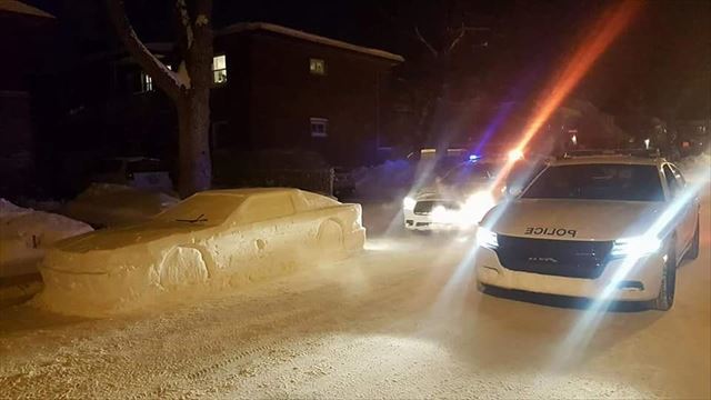 路上に雪で車の雪像を作ったら警察官に駐車禁止の切符を切られる！切符に書かれていた内容は！？