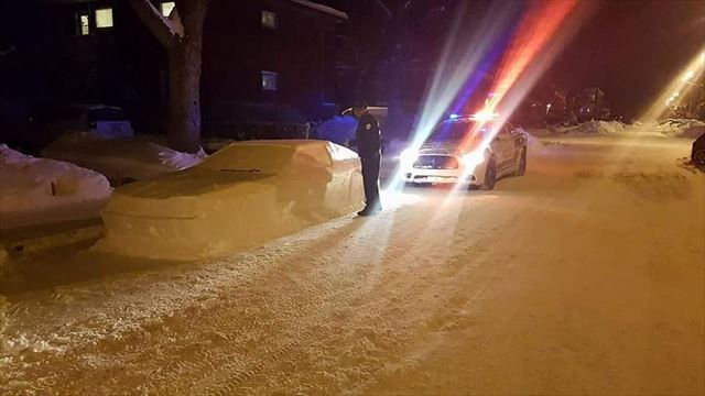 路上に雪で車の雪像を作ったら警察官に駐車禁止の切符を切られる！切符に書かれていた内容は！？