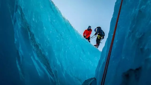 【登山知識】氷河の裂け目「クレバス」に落ちたらどうなる？危険から身を守る術は？