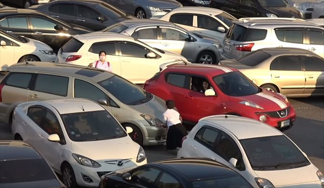 世界で最もぎっしり詰まった駐車場！？まわりの車を手押しでどかさないと出られない…