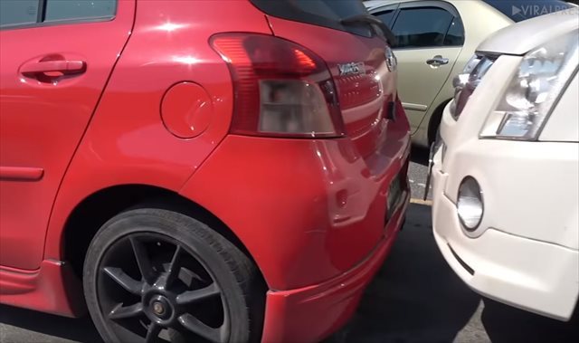 世界で最もぎっしり詰まった駐車場！？まわりの車を手押しでどかさないと出られない…