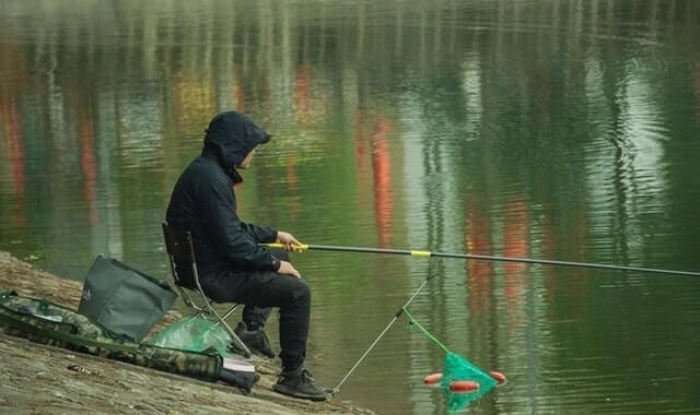 雨の日はサビキ釣りに向いている？釣果アップのコツや注意点についても解説！