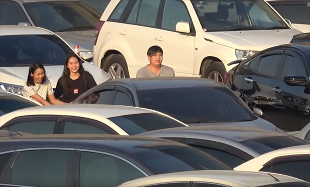 世界で最もぎっしり詰まった駐車場！？まわりの車を手押しでどかさないと出られない…