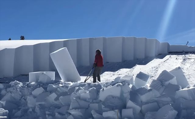 屋根の上に降り積もった2メートル以上の雪！大変すぎる雪下ろしが話題に