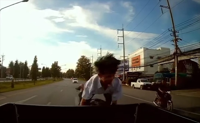 脇見運転で前のトラックに突っ込んだ2人乗りのバイク!この直後、目を疑う大技が炸裂!?