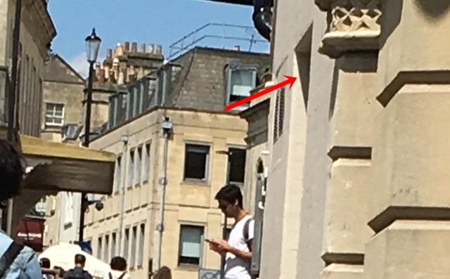 【トリック写真】あれ?この人浮いてるよね?どう見ても浮いている写真、いったいどうなってるの?種明かしされても頭が混乱する不思議な写真