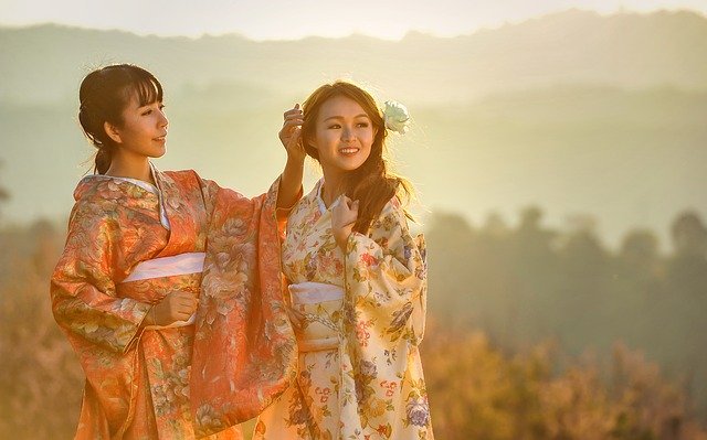 なぜ着物の前合わせは男女とも右前のなのに、洋服だと女性モノは左前なの?その理由を解説!