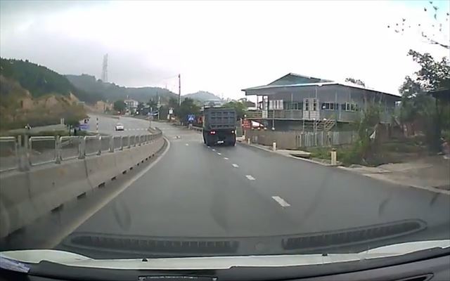 【衝撃のドラレコ映像】ドラレコに映っていたのは道路を横切る何か!道路上にいてはいけない何かが!