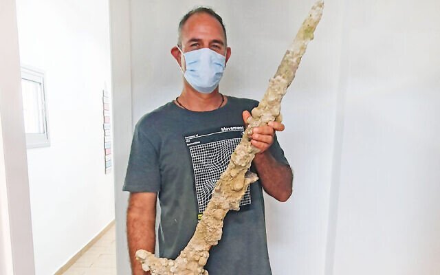ダイバーが約900年前の「十字軍の剣」をイスラエル沖で発見