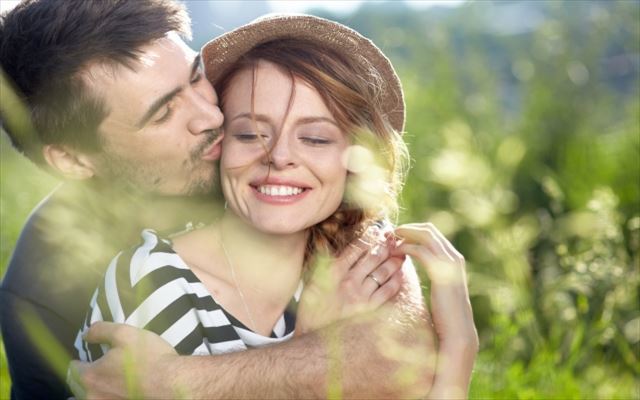 ほっぺにキス！その行動の意味とは！？キスする場所で男の心理がわかる！