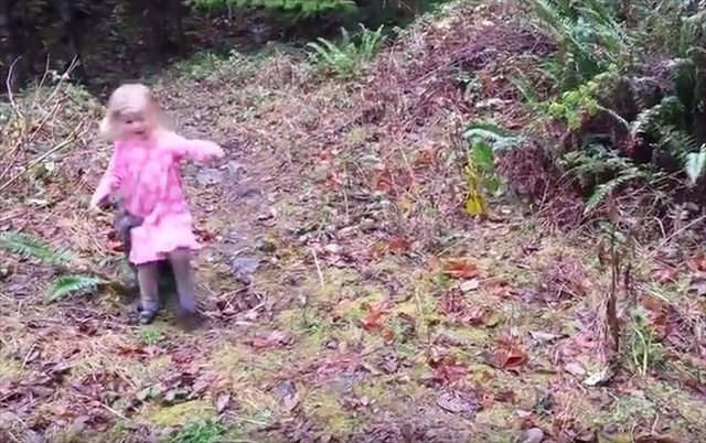 意外と人懐っこい！？突然の雨におびえて飼い主の女の子に抱きつくヤマアラシ…オチも可愛らしい