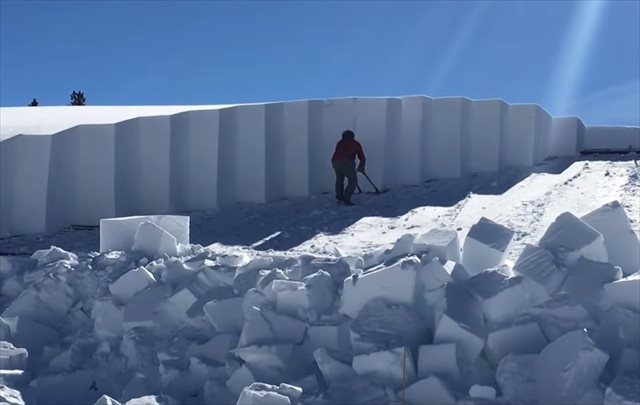 屋根の上に降り積もった2メートル以上の雪！大変すぎる雪下ろしが話題に