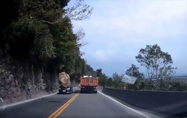 「落石注意」の標識が見えたと思ったら…目と鼻の先で落石が!ドラレコの映像が恐ろしい