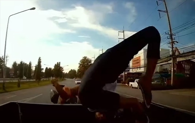 脇見運転で前のトラックに突っ込んだ2人乗りのバイク!この直後、目を疑う大技が炸裂!?