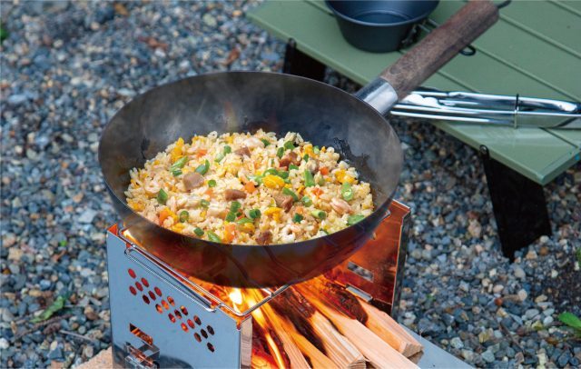 持ち運びも楽！あらゆるキャンプ飯が作れる一生モノの鉄製中華鍋