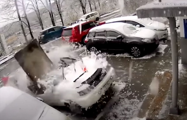 【衝撃動画】車の雪を払っていたら・・・数秒後に信じられない悲劇が発生しました！