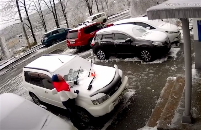 【衝撃動画】車の雪を払っていたら・・・数秒後に信じられない悲劇が発生しました！