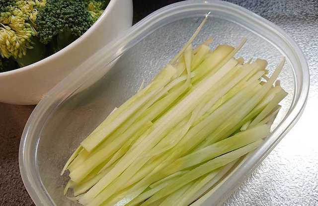 ブロッコリーは生食可能！芯を千切りにして醤油とごま油で漬けると最高！もう芯は捨てないで！