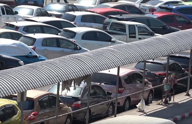 世界で最もぎっしり詰まった駐車場！？まわりの車を手押しでどかさないと出られない…