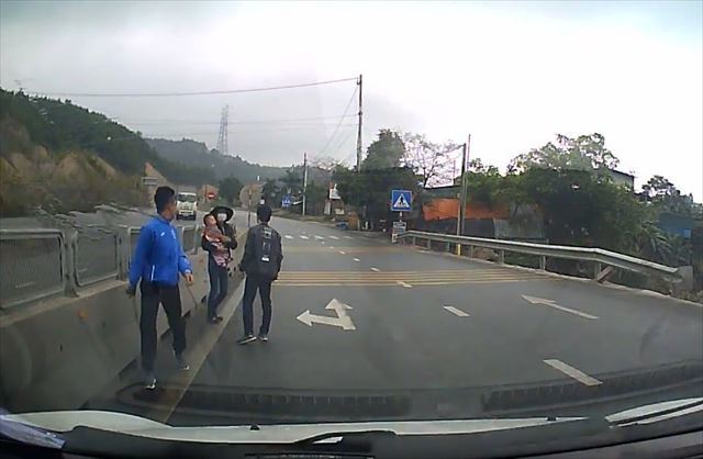 【衝撃のドラレコ映像】ドラレコに映っていたのは道路を横切る何か!道路上にいてはいけない何かが!