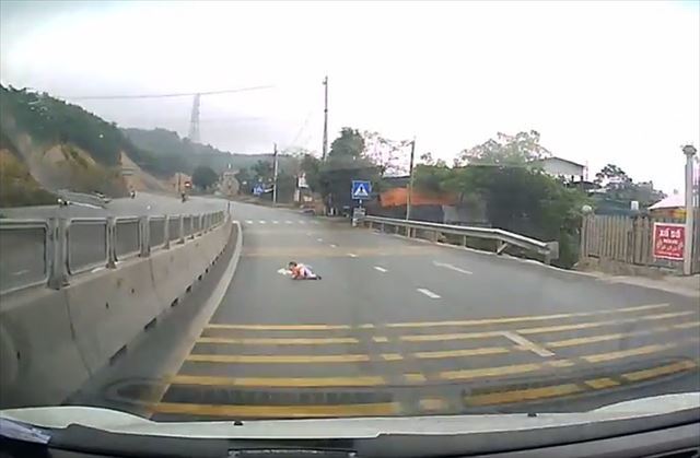 【動画】走行中に何かが横切っていたので見てみると…信じがたい光景が!