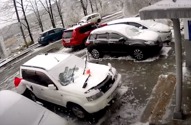 【衝撃動画】車の雪を払っていたら・・・数秒後に信じられない悲劇が発生しました！これは怖すぎる！！