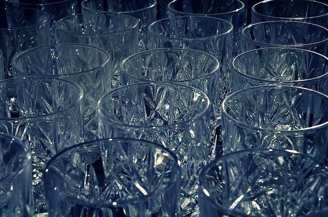 なにか飲む時に使う「コップ」「カップ」「グラス」にはどんな違いがある？コップの語源はカップなの？