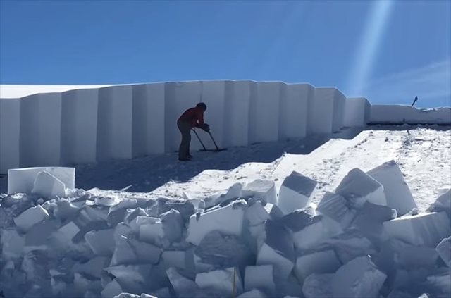 屋根の上に降り積もった2メートル以上の雪！大変すぎる雪下ろしが話題に