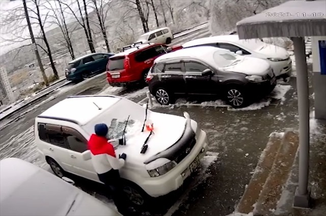 【衝撃動画】車の雪を払っていたら・・・数秒後に信じられない悲劇が発生しました！これは怖すぎる！！