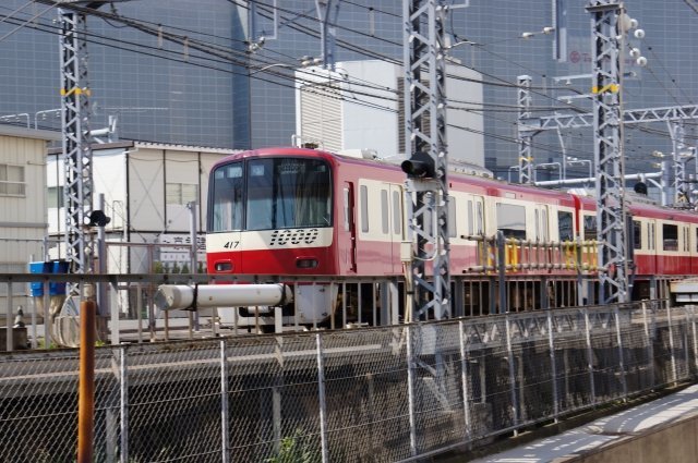 京急線で突然“ノイズや悲鳴”が聞こえる区間がある！？鉄道怪談収集家が「赤い電車の呪い」に迫る