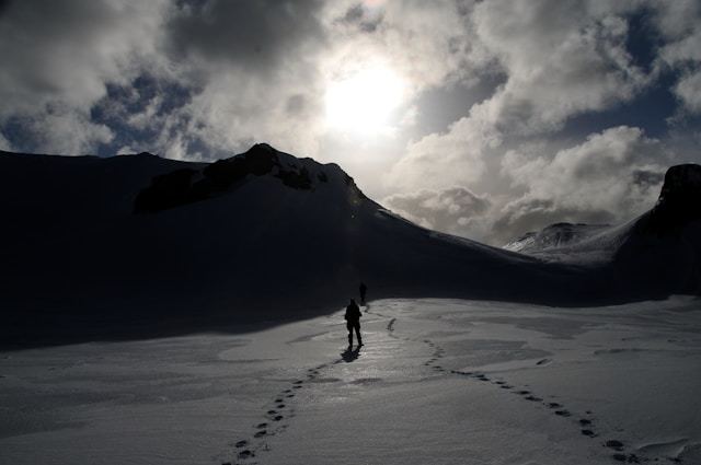 ディアトロフ峠事件では何が起きた？“死の山”で9人の学生を襲ったのは本当に雪崩なのか