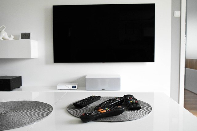 穴を開けない壁掛けテレビのDIY方法とは？簡単な方法と便利アイテムをご紹介！