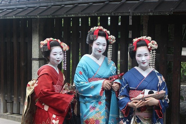 なぜ着物の前合わせは男女とも右前のなのに、洋服だと女性モノは左前なの?その理由を解説!