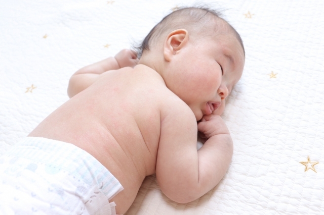 「腹ばい」と「うつ伏せ」の意味は違う?うつぶせ寝とは言うけど、腹ばい寝は言わない