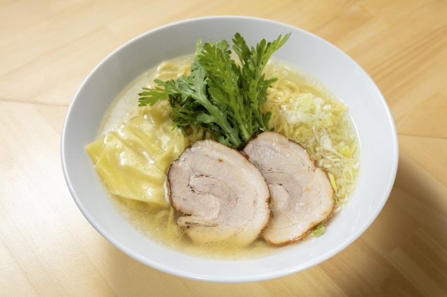 千原ジュニアさん大絶賛！パンチのあるしっかりした味わい、横濱本丸亭の本丸塩らー麺